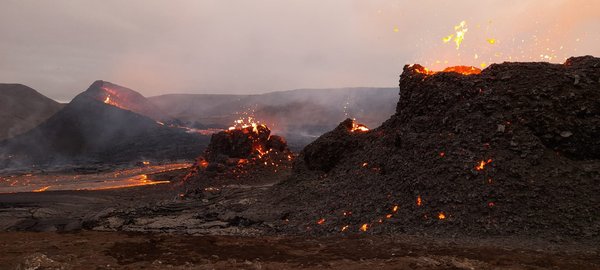 Quels sont les meilleurs sentiers de randonnée pour explorer les paysages volcaniques en Islande?