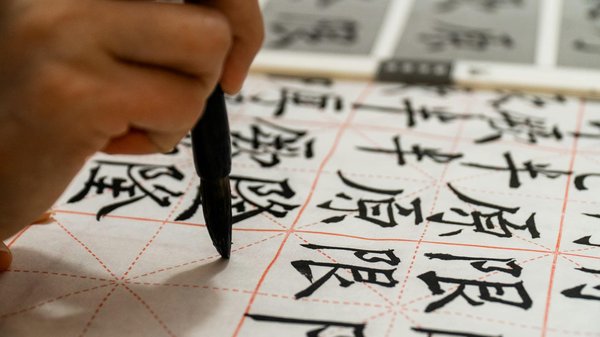 Comment choisir une croisière qui propose des ateliers de calligraphie asiatique en mer?