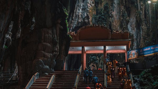 Comment organiser des vacances en Dordogne avec des cours de cuisine et des visites de grottes préhistoriques?