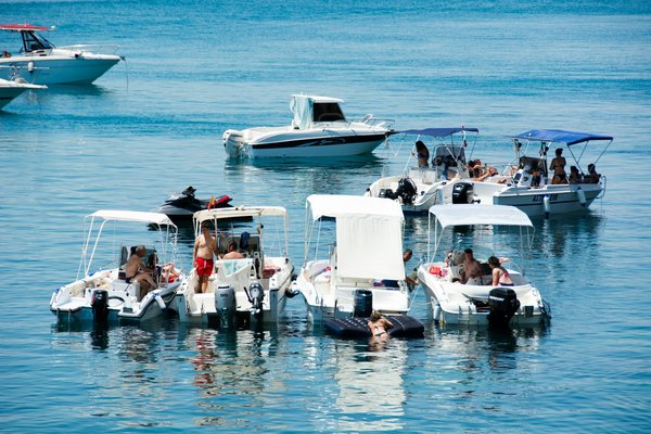 Comment trouver une location de vacances en Grèce avec des excursions en bateau et des cours de cuisine méditerranéenne?