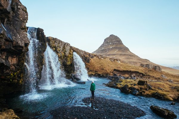 Quels sont les meilleurs sentiers de randonnée pour découvrir les cascades en Islande ?